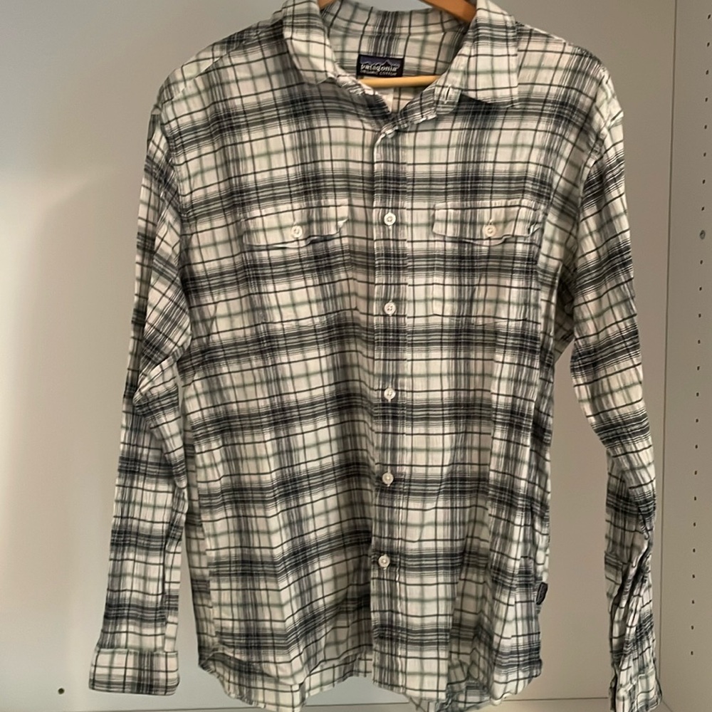 Patagonia men’s long sleeve A/C buttton down - size large